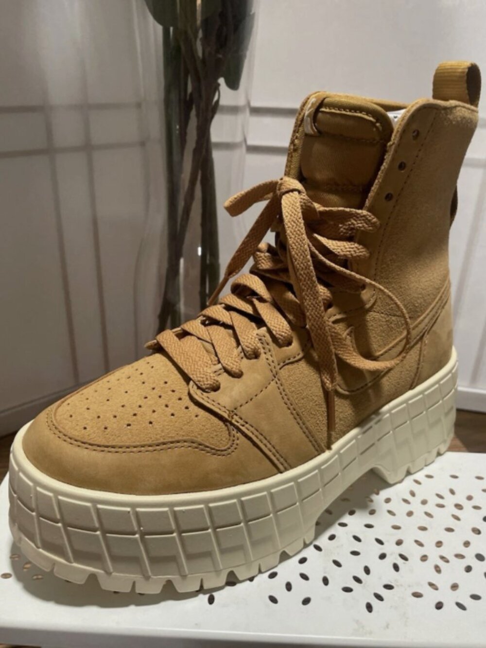 New - Nike Air Jordan 1 High-Top Brooklyn Boots Women's Wheat/Muslin-Wheat FJ573 - Picture 4 of 13